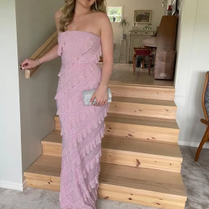 Balklänning - Säljer min jättefina balklänning som har använts en gång. Den är i fint skick och har inga större skador än att den är smutsig längst ner, men det går att tvätta bort. Nypris: 2100 kr, och jag la ut den för 1600 kr men har sänkt nu till 1500kr. Priset går att diskutera.