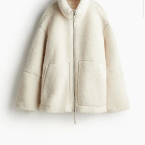 Vit teddyjacka med dragkedja - Säljer den här eftertraktade beiga teddy jackan som är perket för våren!!💘💘💘