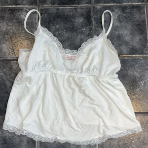 Lace bow top - Nytt skick, knappt använd