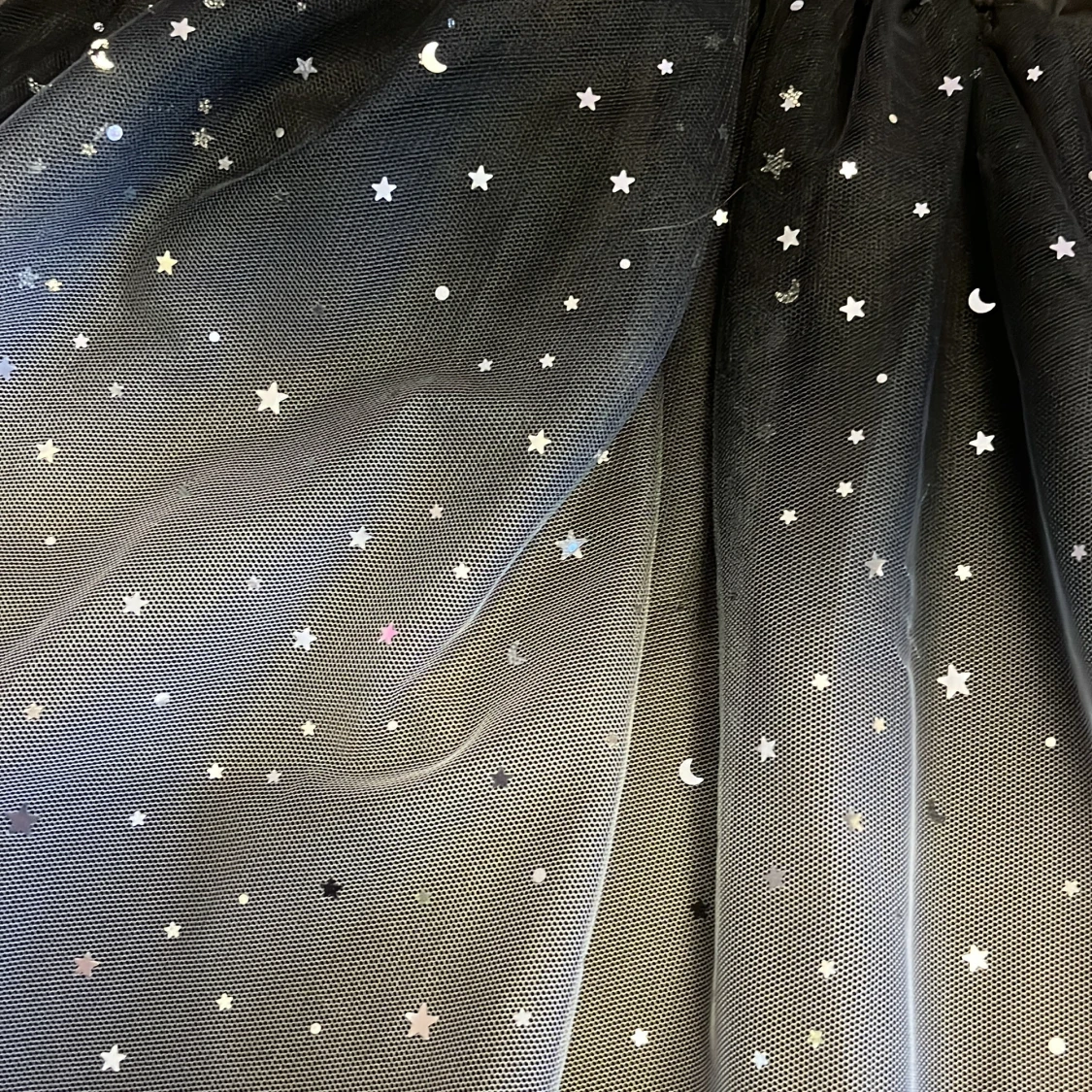 Jättefin klänning med svart grå färg och stjärnor på  - 4