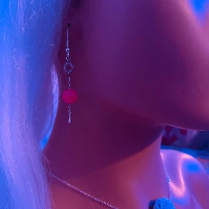  Made by prisförslag- 1 st Örhänge med röd pärla - Elegant örhänge med en röd pärla och silverdetaljer. Perfekta för att ge en färgklick till din outfit. De har en enkel krok för enkel användning.