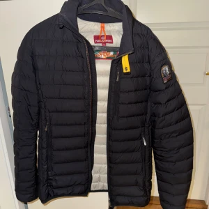 Parajumper Jacka - Säljer nu en cool dunjacka från Parajumpers endast för 599kr! Jackan är i dun och storlek XS💯 Bara höra av dig vid minsta lilla fundering😁