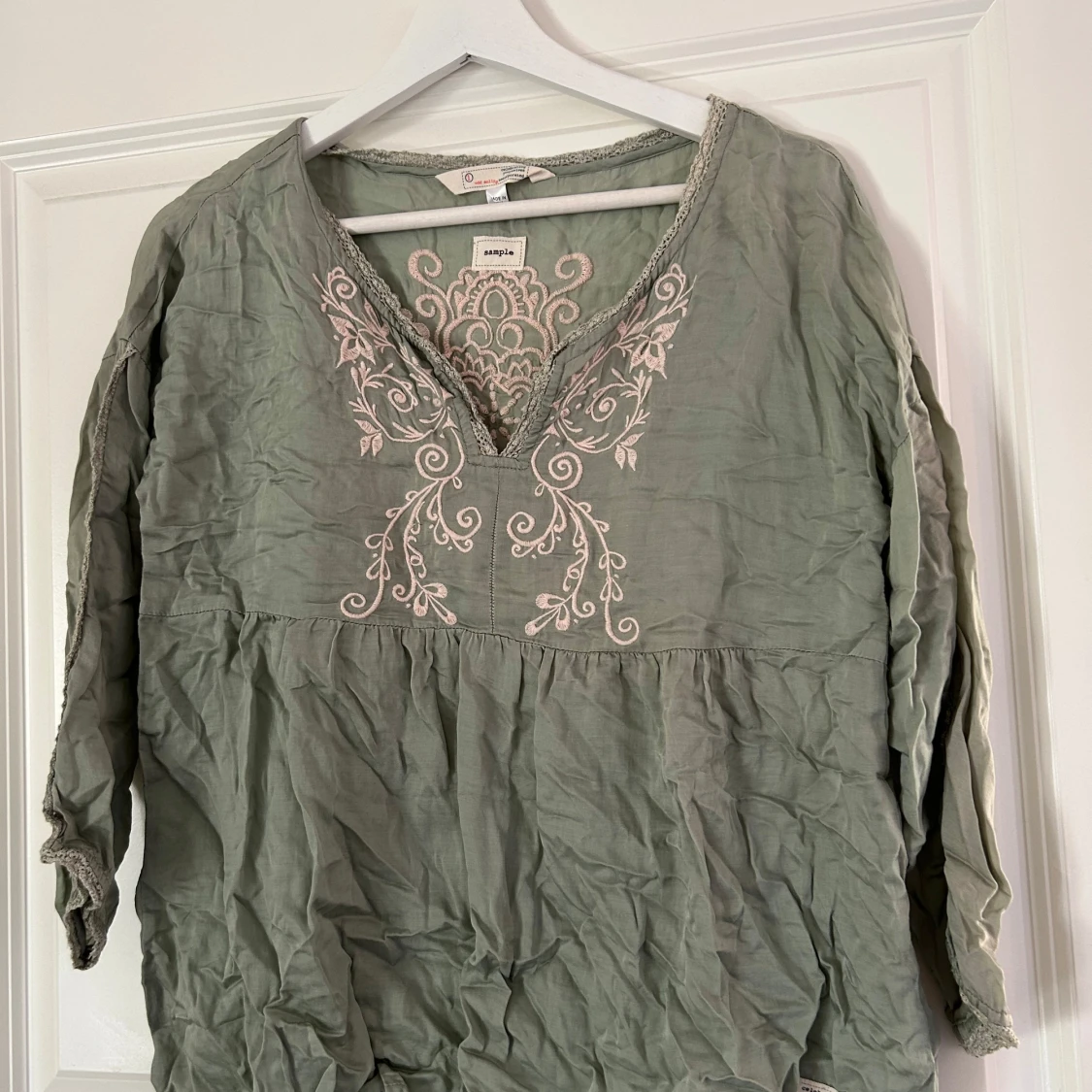 Grön blus med broderi från Odd Molly