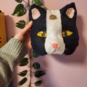 Therian kattmask - Therian mask gjord av en basmask + filt och kartong💗