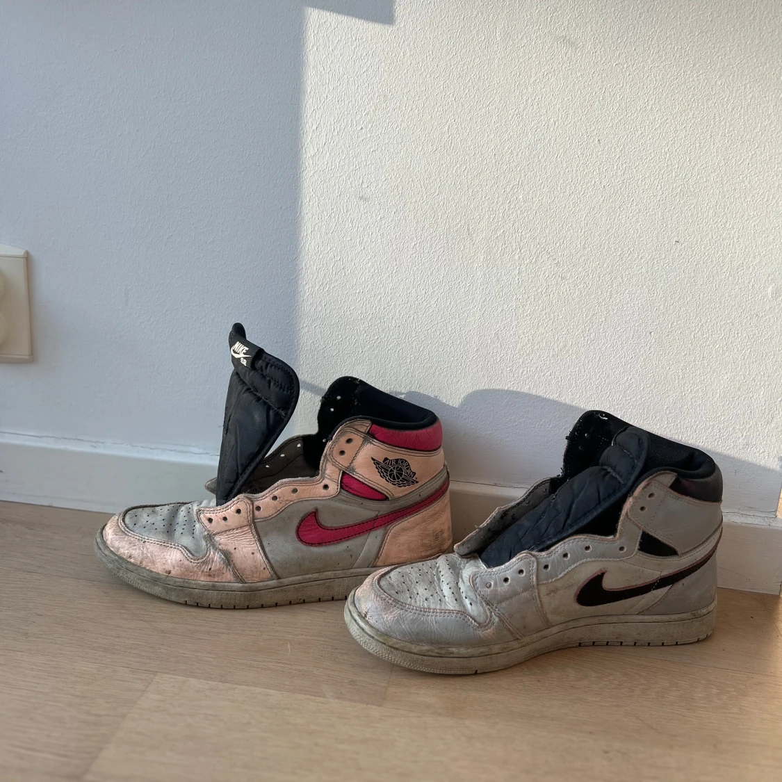 Nike Air Jordans med rosa och svarta detaljer