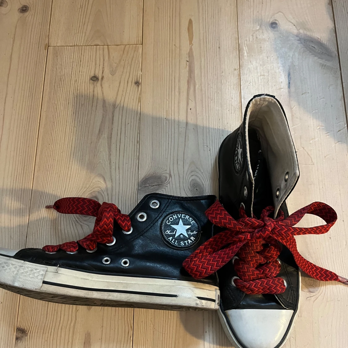 Svarta läderconerse med coola snören - 90