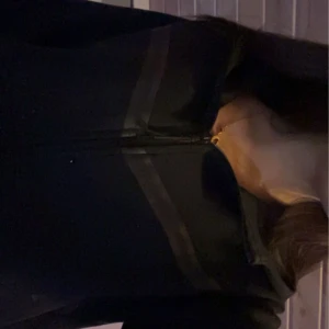 Nike tech set  - Säljer ett set av nike tech i modell kvinna, dessa är använda men inget som är förstört på dem. Dem är väldigt fina och bekväma och är bra o gymma i oxå! Kan köpas separat men säljer helst båda.