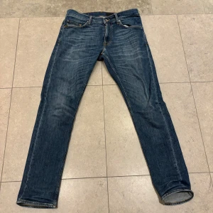 Blå jeans från Tiger Of Sweden  - Säljer ett par snygga blå jeans från Tiger of sweden i väldigt bra skick. Slim fit. Nypris ca 1600. Hör av dig för fler bilder eller funderingar! Storlek 30/32