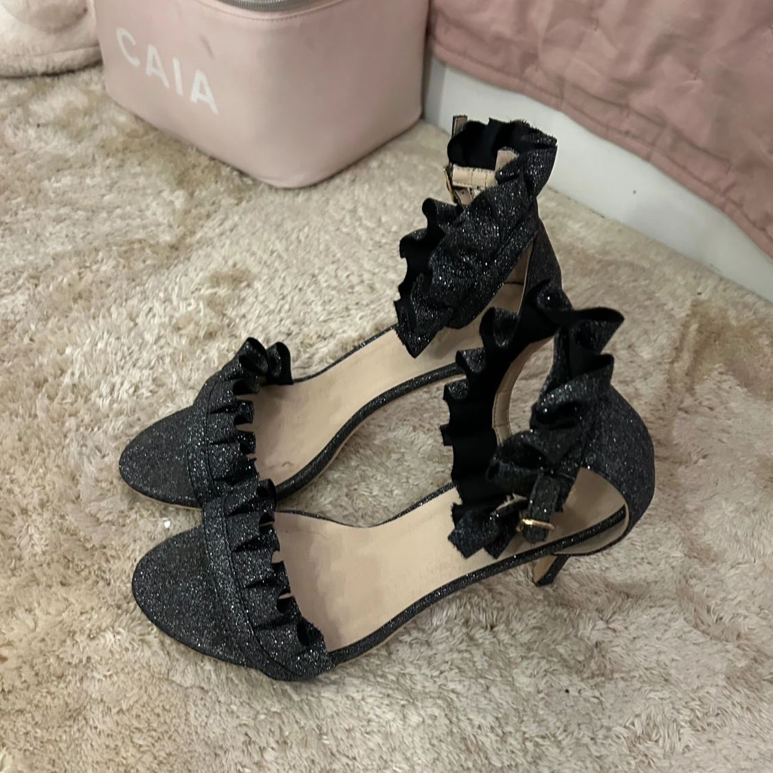 Svarta glittriga klackskor med volang