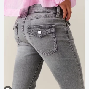 Grå jeans med fickdetaljer - Säljer ett par snygga grå jeans i bra skick. Ena fickan har gått upp liten men det går lätt att fixa om man tycker det syns! Lite använda för de är för korta pp mig💕💕