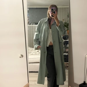 Trenchcoat/kappa - Ljusblå kappa, jättefint skick.