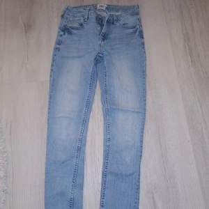 Ljusblå skinny jeans från 157 - Säljer ett par ljusblå skinny jeans från 157 i bra skick. Och har en klassisk femficksdesign med knapp och dragkedja framtill. Perfekta för både vardag och fest! 💙