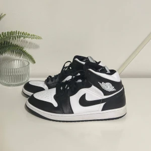 NIKE Air Jordans 1 Mid (Black/White) - ORIGINALPRIS: 1745 KR.                                                                  Säljer ett par klassiska svartvita Air Jordans 1 i bra skick. Clean och skitsnygg design som passar till allt! Skriv på DM vid frågor eller för fler bilder🫶🏼  
