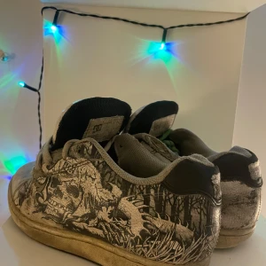 Coola chunky dc skor från tidigt 2000 - Säljer dessa coola dc skor med tryck som är från tidigt 2000 tal, skicket är helt ok men kan räddas med en liten tvätt. storlek 37,5, skriv gärna om ni har frågor:)