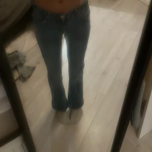 Blå jeans med bootcut - Säljer ett par snygga blå jeans med bootcut. De är lågmidjade från Gina tricot i storlek 158
