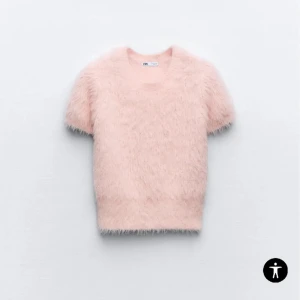 Rosa fluffig tröja från Zara - Superfin rosa fluffig tröja från Zara! Perfekt för både vår och sommar. Köpt för 300kr. Super bra skick är inte använd alls mycket. 💕 