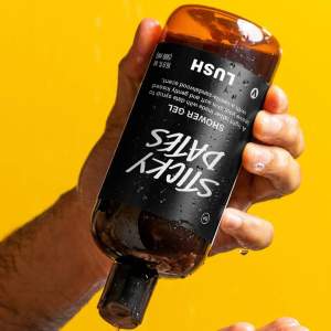 Säljer en stor flaska Sticky Dates Shower Gel från Lush. Den har en söt och krämig doft av dadlar och vanilj. Fick denna i födelsedagspresent men tyckte inte att doften passade mig då jag gillar mer blommiga dofter. Har endast använt den en gång och använde lite produkt. Så 98% av produkten finns kvar. Kom privat vid mer frågor