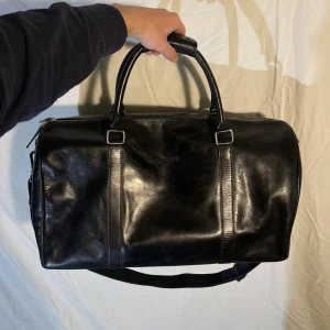 Läder väska  - Weekend väska från Howard London i 100% läder | storlek 28 x 51 x 25 |Väskan är i nyskick | nypris 2500kr | skriv vid fråga eller fundering 👀| 