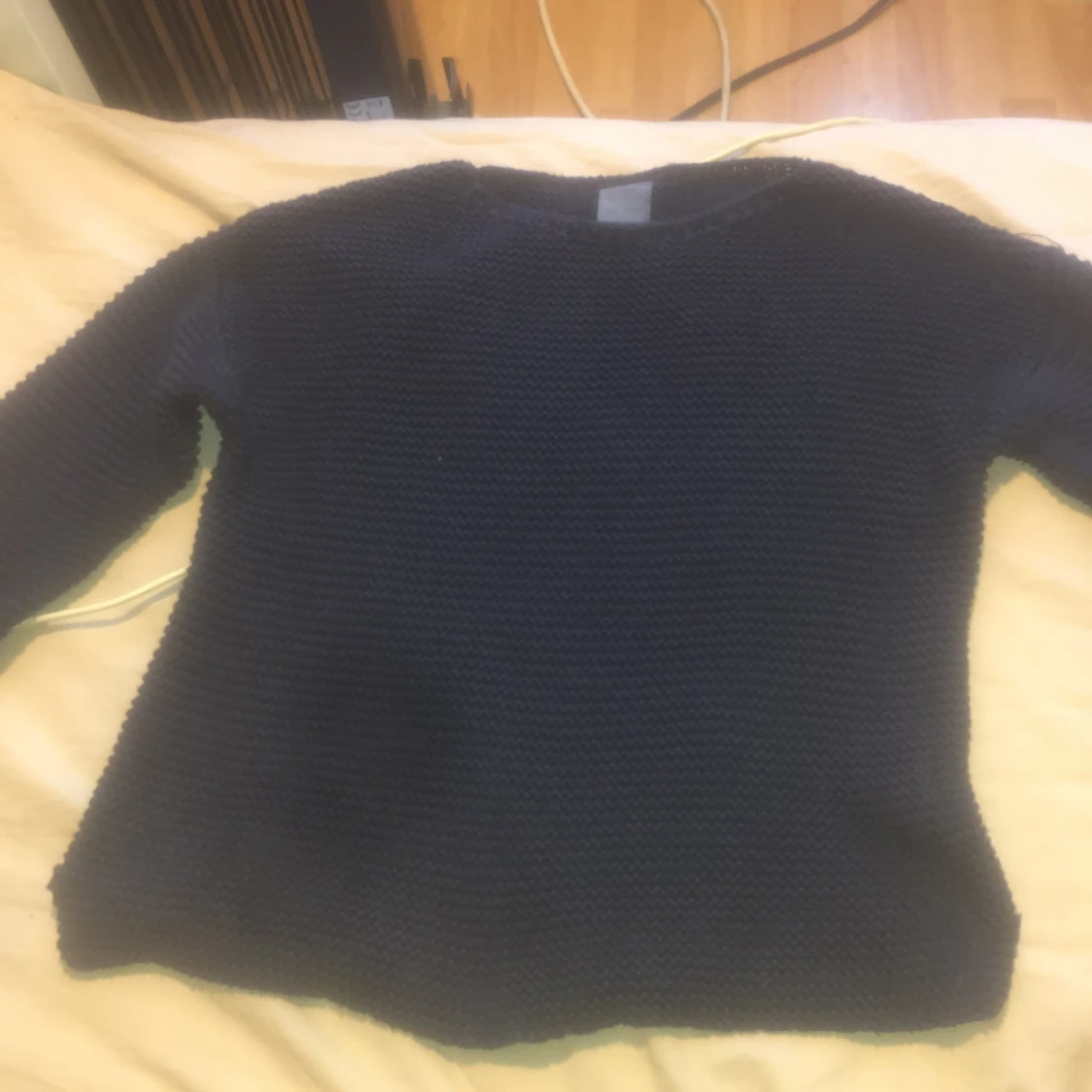 Svart stickad  tröja i stl 134. En vit toppa  i stl s en start kofta som man Jana Knyta åt sidan . En maibu tröja i storlek  S och är overzized  - 90