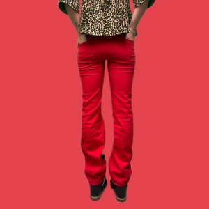 Röda byxor med bootcut - Röda jeans med medelhög midja med bootcut/rak modell❤️ storlek 36, med stretchigt jeansmatrial, Midjemått: 37, Innebenslängd: 80, Ytterbenslängden: 105, Ankelöppning: 22, alla mått är mätta rakt över❤️🌟