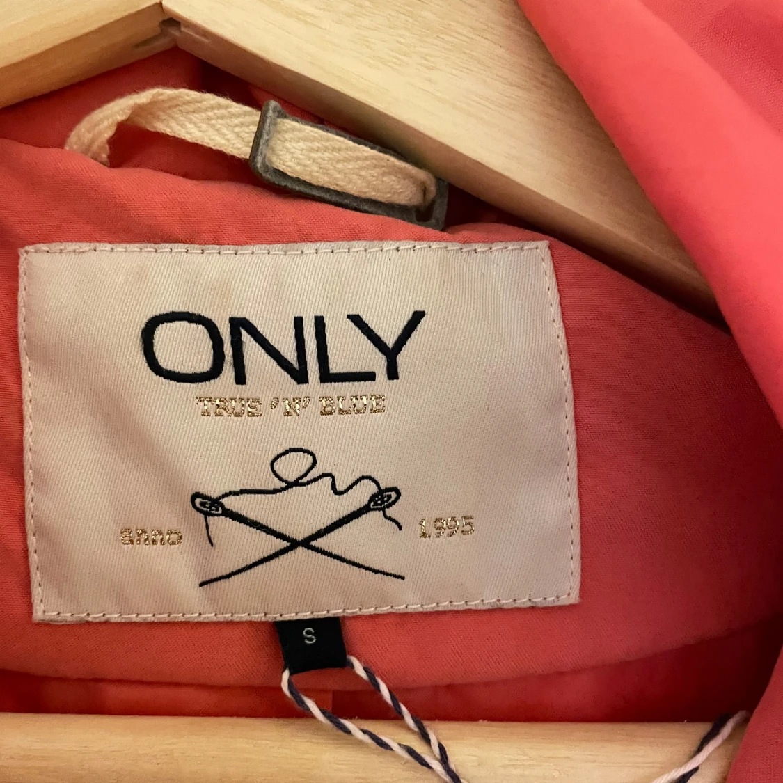 Korallfärgad jacka från ONLY - 90