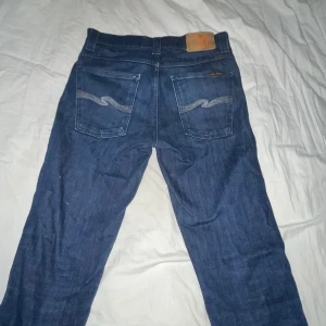 Nudie jeans 29 30 - Säljer ett par snygga blå jeans nudie jeans i w 29 men sitter som 28och L 30 i slimfit. Använt 2 gånger. Kan skicka fler bilder på dom.