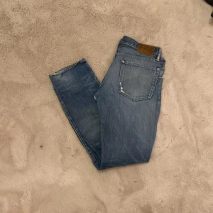 Blå jeans från Polo Ralph Lauren - Säljer ett par snygga blå jeans från Polo Ralph Lauren i bra skick. De är tillverkade i 100% bomull och har en klassisk straight passform. Perfekta för både vardag och fest! 🕺