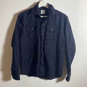 Ull Overshirt från John Henric - Riktigt snygg mörkblå overshirt från John Henric! Riktigt bra skick, inga defekter. Storlek S men sitter som xs, passar runt 170 cm. Kontakta mig för fler frågor eller funderingar!