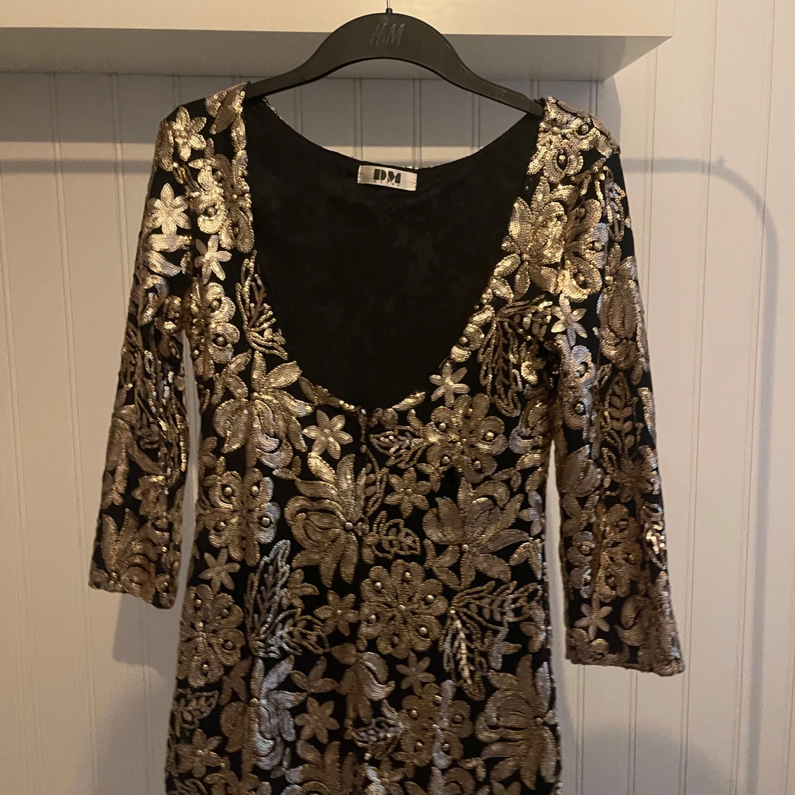 Svart klänning med guldblommor - 91