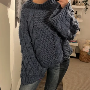 Blå stickad tröja från NA-KD - Mysig blå stickad tröja från NA-KD i storlek XXS/XS. Perfekt för kalla dagar med sitt tjocka kabelstickade mönster och långa ärmar. Den har en avslappnad passform som gör den superbekväm att bära. Perfekt för höst och vinter! 💙