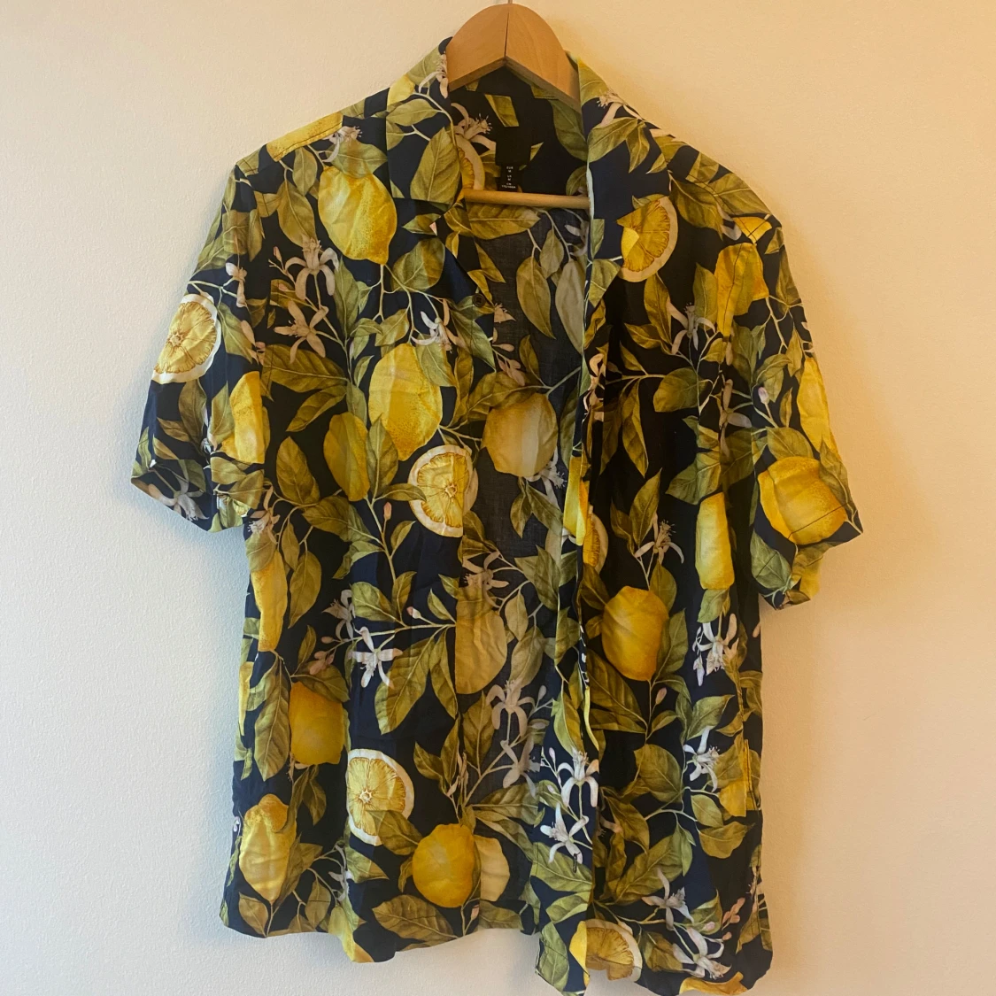 Mönstrad kortärmad skjorta med citroner - 90