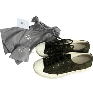 Olivgröna sneakers från Dior - Säljer ett par snygga olivgröna sneakers från Dior i mycket bra skick. De har en cool stjärndetalj på sulan och är gjorda i ett slitstarkt material med snörning. Perfekta för både vardag och fest! Kommer med originalpåse och låda.