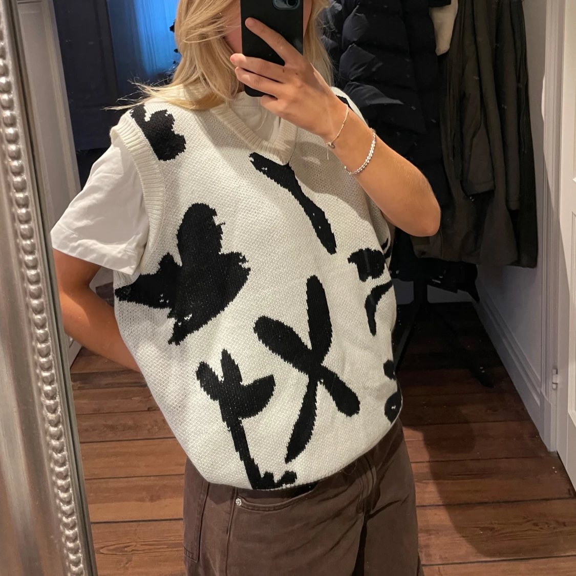Vit och svart stickad väst från Obey - 92