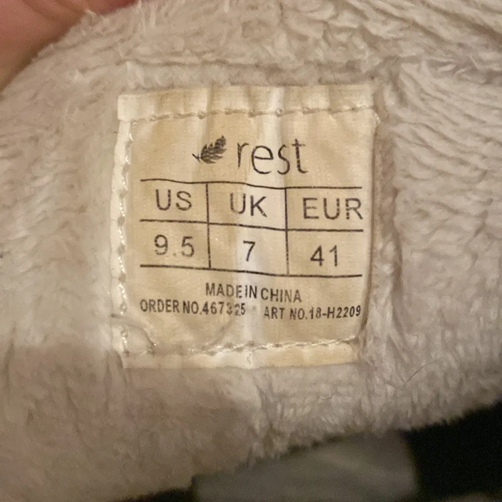Säljer ett par bruna boots från Rest i bra skick. De är i storlek 41 och har en robust design med snörning framtill. Perfekta för höst och vinter med sitt varma foder. Skorna är tillverkade i ett slitstarkt material som passar för kyligare väder.. Kengät.