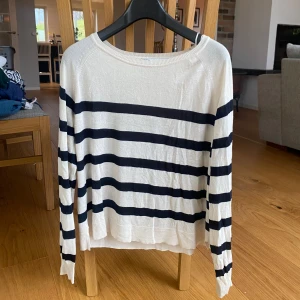 Randig tröja - Säljer en snygg randig tröja med långa ärmar. Perfekt för en avslappnad stil och passar bra till både jeans och kjol. Tröjan är i bra skick och har en skön passform. Perfekt för vår och höst! Från Zara, storlek S🤍🙏