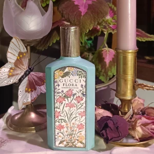 Gucci Flora Gorgeous Jasmine Eau de Parfum - Säljer en lyxig Gucci Flora Gorgeous Jasmine Eau de Parfum i en vacker turkos flaska med blommigt mönster. Innehåller noter av grandiflorum jasmin, magnolia och mandarin. Flaskan rymmer 100 ml och är perfekt för den som älskar blommiga dofter. Perfekt skick! 🌸