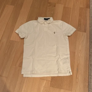 Pikétröja från Ralph Lauren - Tja, säljer den här feta Ralph Lauren piké. Har använt den Kanske 3 gånger så den är nästan helt ny. Hör av dig vid frågor eller funderingar! 