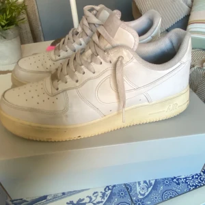 Nike Airforce - Fint skick och har kvar kartongen storlek 44, men skulle även vilja säga att dom passar någon med 43. Säljer välldigt billigt då jag bara vill bli av med dom😃