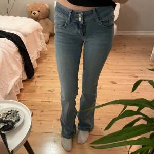 Blå jeans med bootcut - Säljer ett par snygga blå jeans med bootcut. De är lågmidjade och har en klassisk femficksdesign med två knappar och dragkedja fram 🦋