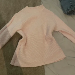 Ljusrosa stickad tröja från 365 - Säljer en superfin ljusrosa stickad tröja från märket 365. Den har en enkel och stilren design med långa ärmar och en bekväm passform.