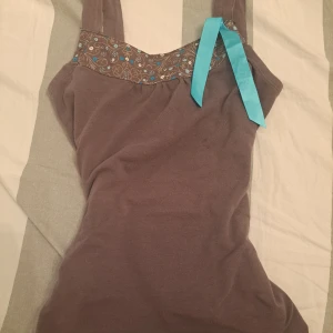 Fint linne💞💞 - Säljer en brun topp med fina detaljer, säljer p.g.a att den inte är min stil längre 💕Kontakta mig för frågor!