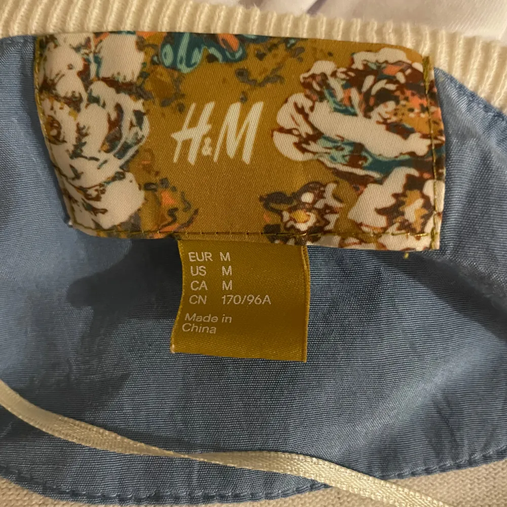 Säljer en superfin leopardmönstrad kofta från H&M i storlek M. Säljs inte längre. Passar på en XS och S också!! Skriv vid bilder , frågor eller funderingar.. Tröjor & Koftor.