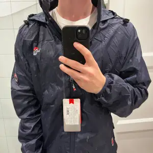 En supersnygg windbreaker från artic seven. Köpt på Amazon för 1199kr om jag kommer ihåg rätt. Aldrig använd!!