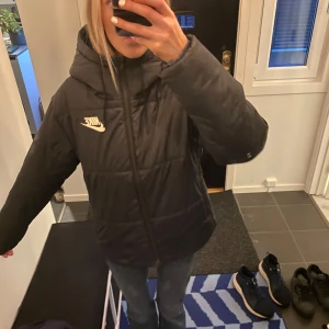 Svart dunjacka från Nike - Super skön svart dunjacka från Nike i mycket bra skick. Storlek M men sitter som en S. Använd fåtal gånger💗