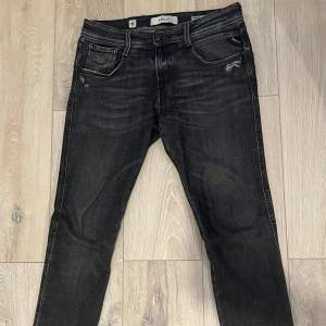 Säljer ett par snygga svarta jeans från Replay i bra skick. De har en klassisk femficksdesign och en diskret tvätt för en cool look. Modellen är 177 cm, väger 71 kg. Skriv gärna för fler bilder