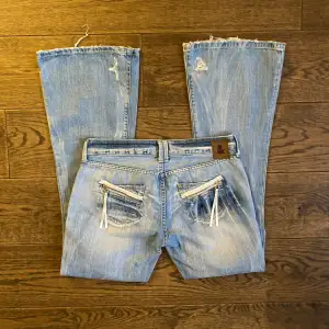 Säljer ett par ljusblå bootcut jeans från CHIC i storlek 30/32. De har snygga slitningar och bakfickor som gör dom så unika!😻 Sitter som 36! Midjemått: 39 Innerbenslängd: 80🙌 Så bra skick!😇