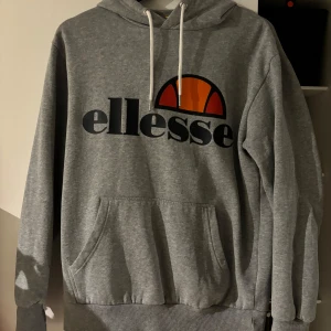Ellesse Hoodie - Säljer en snygg grå hoodie från Ellesse i storlek M men passar mer som S är du under 172cm passar den nog bra . Mycket bra skick 9/10 