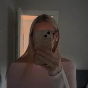 Rosa stickad off-shoulder  - Ljus rosa stickad off-shoulder tröja från GinaTricot i storlek S💞 den är i mycket fint skick och endast använd 1 gång !