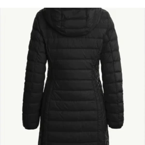 Parajumper jacka storlek S/36 jätte fin figursydd! - Säljer en snygg och varm svart dunjacka från Parajumpers. Jackan har en praktisk huva och dragkedja framtill. Perfekt för kalla vinterdagar. Den är långärmad och har en stilren design som passar till det mesta. Perfekt för dig som vill hålla stilen i vinterkylan!