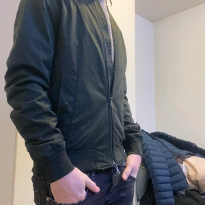 Mörkgrön bomberjacka från Oscar Jacobson - Säljer en riktigt snygg mörkgrön bomberjacka från Oscar Jacobson i storlek S men passar även i M. Jackan är inte använd💙kom privat om ni vill diskutera pris
